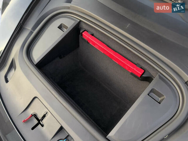 Серый Порше Тайкан, объемом двигателя 0 л и пробегом 129 тыс. км за 53500 $, фото 95 на Automoto.ua