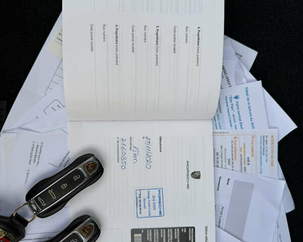 Серый Порше Тайкан, объемом двигателя 0 л и пробегом 129 тыс. км за 53500 $, фото 100 на Automoto.ua