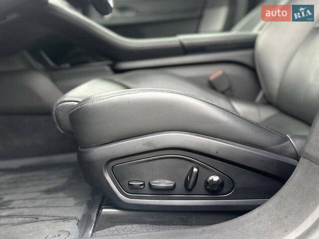 Серый Порше Тайкан, объемом двигателя 0 л и пробегом 69 тыс. км за 52000 $, фото 16 на Automoto.ua