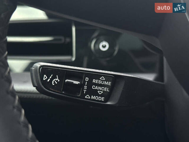 Серый Порше Тайкан, объемом двигателя 0 л и пробегом 69 тыс. км за 52000 $, фото 26 на Automoto.ua