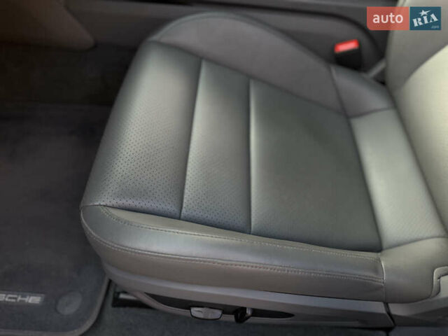 Серый Порше Тайкан, объемом двигателя 0 л и пробегом 129 тыс. км за 53500 $, фото 55 на Automoto.ua