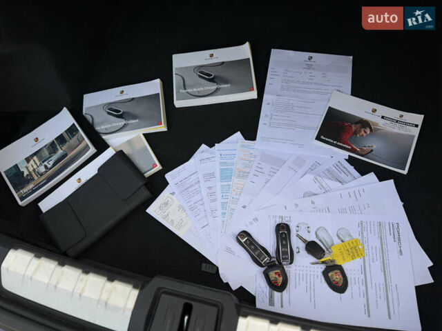 Серый Порше Тайкан, объемом двигателя 0 л и пробегом 129 тыс. км за 53500 $, фото 98 на Automoto.ua