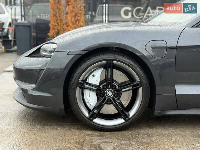 Серый Порше Тайкан, объемом двигателя 0 л и пробегом 69 тыс. км за 52000 $, фото 7 на Automoto.ua