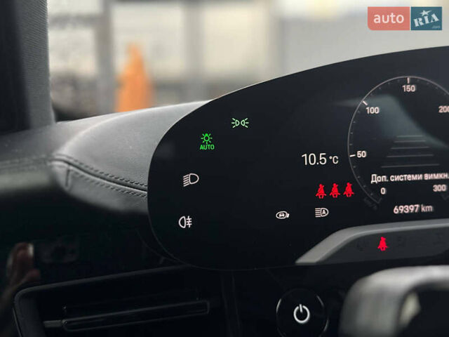 Серый Порше Тайкан, объемом двигателя 0 л и пробегом 69 тыс. км за 52000 $, фото 31 на Automoto.ua