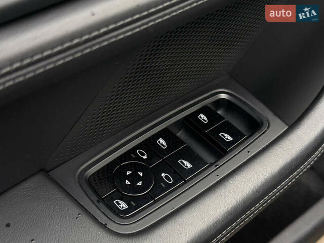 Серый Порше Тайкан, объемом двигателя 0 л и пробегом 69 тыс. км за 52000 $, фото 15 на Automoto.ua