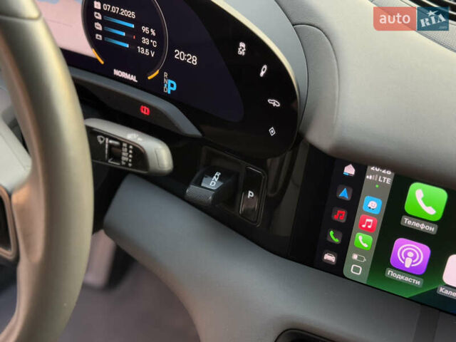 Серый Порше Тайкан, объемом двигателя 0 л и пробегом 129 тыс. км за 53500 $, фото 79 на Automoto.ua