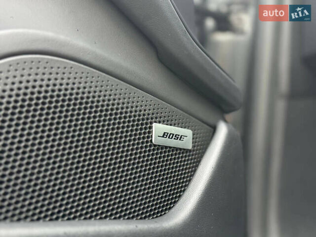 Серый Порше Тайкан, объемом двигателя 0 л и пробегом 69 тыс. км за 52000 $, фото 13 на Automoto.ua