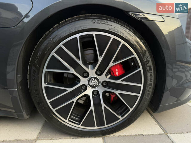 Серый Порше Тайкан, объемом двигателя 0 л и пробегом 129 тыс. км за 53500 $, фото 45 на Automoto.ua