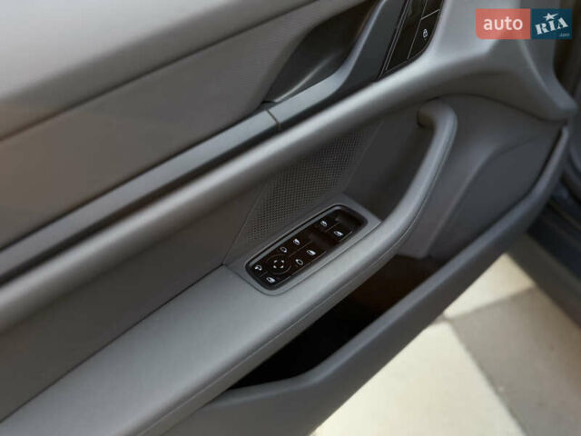 Серый Порше Тайкан, объемом двигателя 0 л и пробегом 129 тыс. км за 53500 $, фото 50 на Automoto.ua