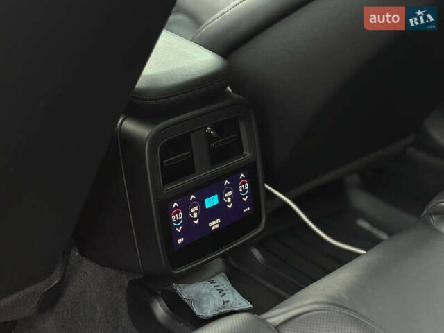 Серый Порше Тайкан, объемом двигателя 0 л и пробегом 69 тыс. км за 52000 $, фото 19 на Automoto.ua