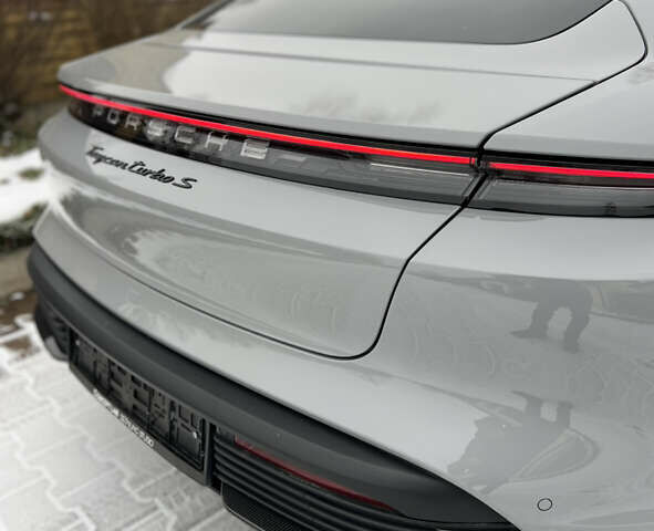 Серый Порше Тайкан, объемом двигателя 0 л и пробегом 24 тыс. км за 100000 $, фото 2 на Automoto.ua