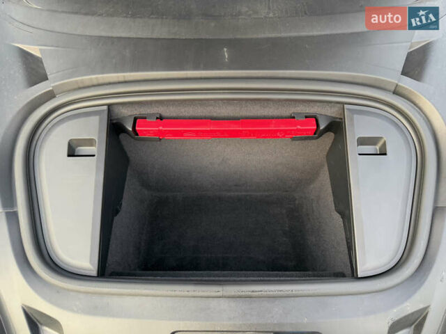 Серый Порше Тайкан, объемом двигателя 0 л и пробегом 129 тыс. км за 53500 $, фото 92 на Automoto.ua