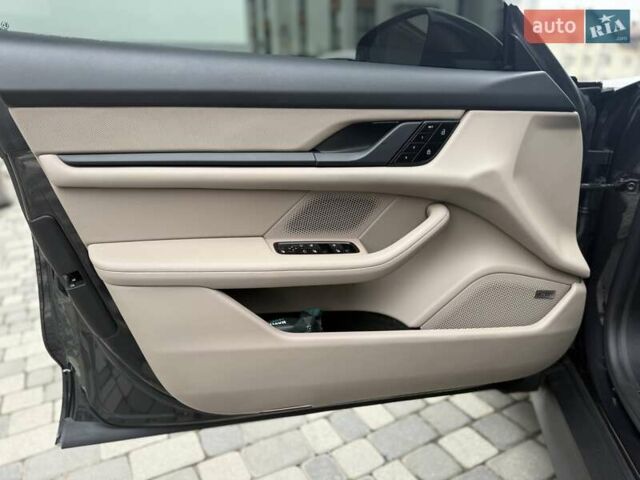 Серый Порше Тайкан, объемом двигателя 0 л и пробегом 53 тыс. км за 55000 $, фото 19 на Automoto.ua