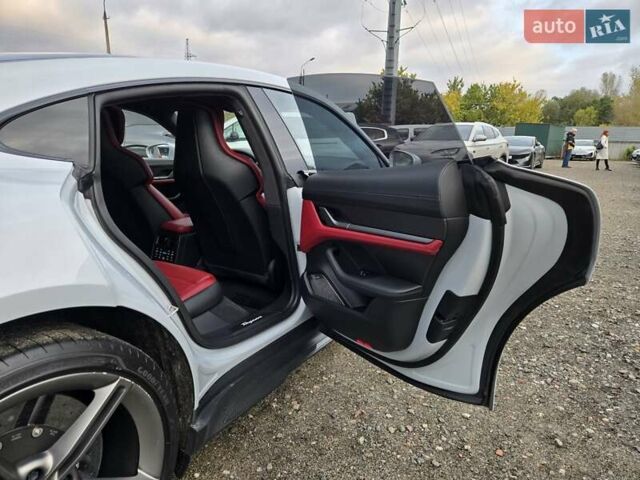 Серый Порше Тайкан, объемом двигателя 0 л и пробегом 89 тыс. км за 83888 $, фото 43 на Automoto.ua