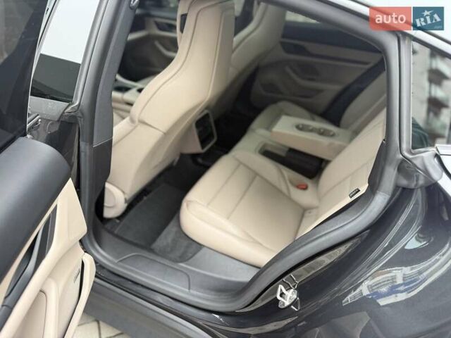 Серый Порше Тайкан, объемом двигателя 0 л и пробегом 53 тыс. км за 55000 $, фото 39 на Automoto.ua