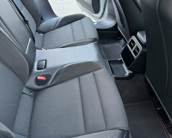 Серый Порше Тайкан, объемом двигателя 0 л и пробегом 114 тыс. км за 59500 $, фото 24 на Automoto.ua