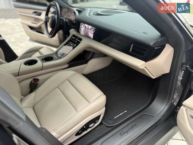 Серый Порше Тайкан, объемом двигателя 0 л и пробегом 53 тыс. км за 55000 $, фото 41 на Automoto.ua