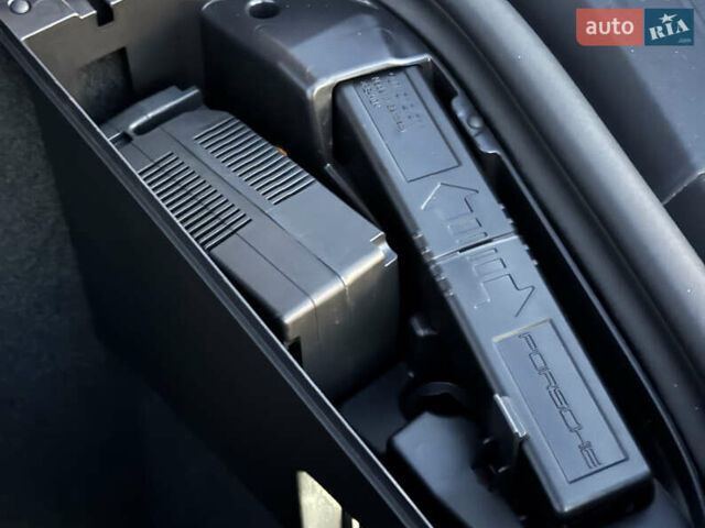 Серый Порше Тайкан, объемом двигателя 0 л и пробегом 82 тыс. км за 57500 $, фото 52 на Automoto.ua