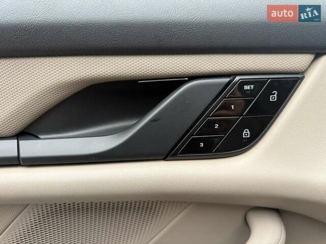 Серый Порше Тайкан, объемом двигателя 0 л и пробегом 53 тыс. км за 55000 $, фото 23 на Automoto.ua