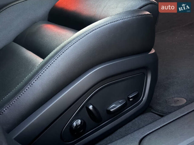 Серый Порше Тайкан, объемом двигателя 0 л и пробегом 82 тыс. км за 57500 $, фото 44 на Automoto.ua