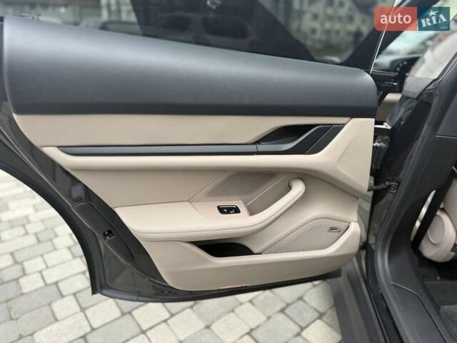 Серый Порше Тайкан, объемом двигателя 0 л и пробегом 53 тыс. км за 55000 $, фото 34 на Automoto.ua