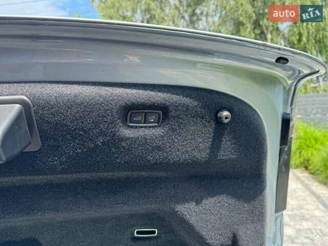 Серый Порше Тайкан, объемом двигателя 0 л и пробегом 80 тыс. км за 46600 $, фото 42 на Automoto.ua