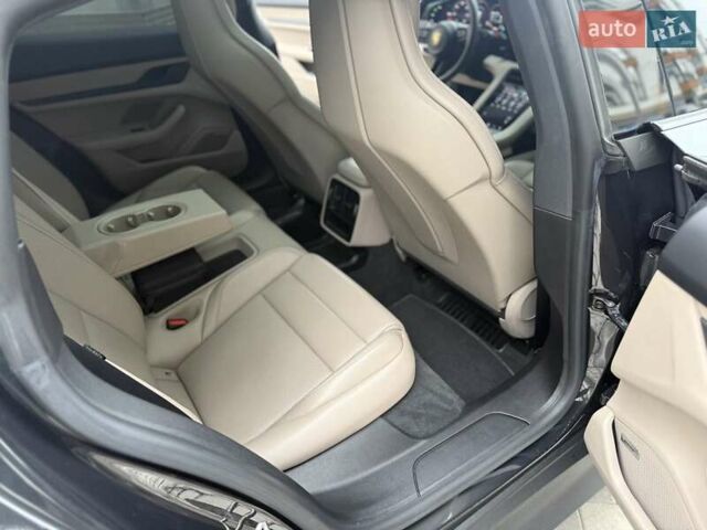 Серый Порше Тайкан, объемом двигателя 0 л и пробегом 53 тыс. км за 55000 $, фото 37 на Automoto.ua