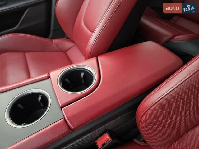 Серый Порше Тайкан, объемом двигателя 0 л и пробегом 89 тыс. км за 83888 $, фото 38 на Automoto.ua