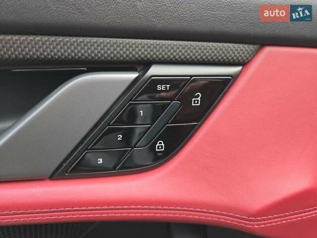 Серый Порше Тайкан, объемом двигателя 0 л и пробегом 89 тыс. км за 83888 $, фото 27 на Automoto.ua