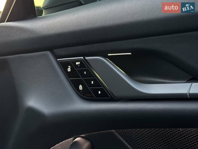 Серый Порше Тайкан, объемом двигателя 0 л и пробегом 82 тыс. км за 57500 $, фото 45 на Automoto.ua