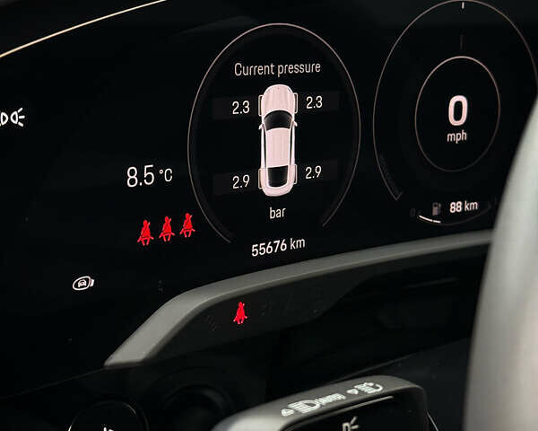 Серый Порше Тайкан, объемом двигателя 0 л и пробегом 55 тыс. км за 52400 $, фото 26 на Automoto.ua