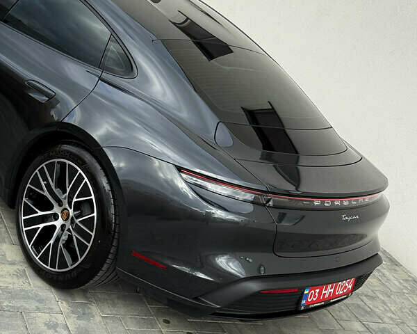 Серый Порше Тайкан, объемом двигателя 0 л и пробегом 55 тыс. км за 52400 $, фото 10 на Automoto.ua