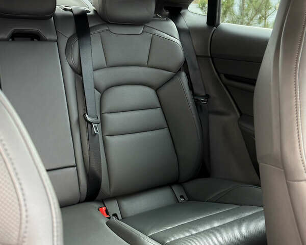 Серый Порше Тайкан, объемом двигателя 0 л и пробегом 55 тыс. км за 52400 $, фото 37 на Automoto.ua