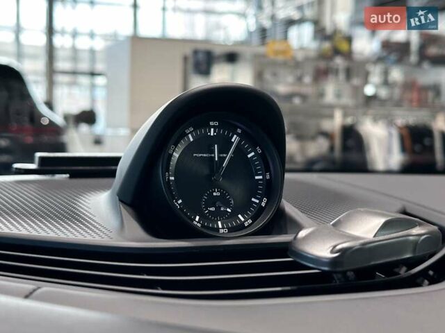 Серый Порше Тайкан, объемом двигателя 0 л и пробегом 10 тыс. км за 93000 $, фото 22 на Automoto.ua