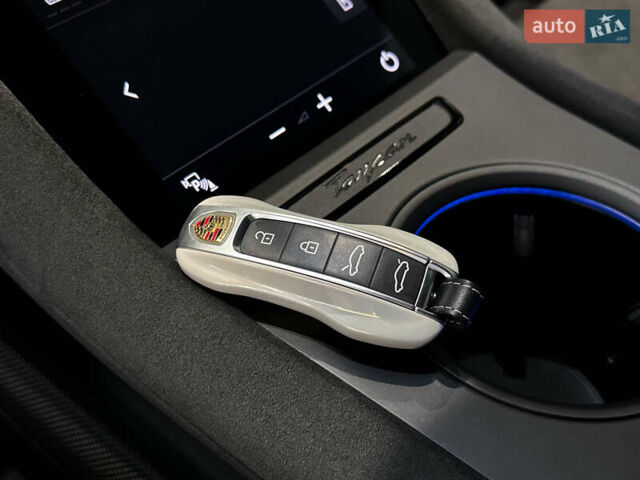 Серый Порше Тайкан, объемом двигателя 0 л и пробегом 10 тыс. км за 93000 $, фото 27 на Automoto.ua