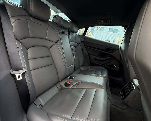 Серый Порше Тайкан, объемом двигателя 0 л и пробегом 55 тыс. км за 52400 $, фото 36 на Automoto.ua