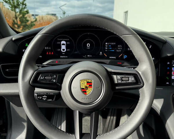 Серый Порше Тайкан, объемом двигателя 0 л и пробегом 55 тыс. км за 52400 $, фото 29 на Automoto.ua