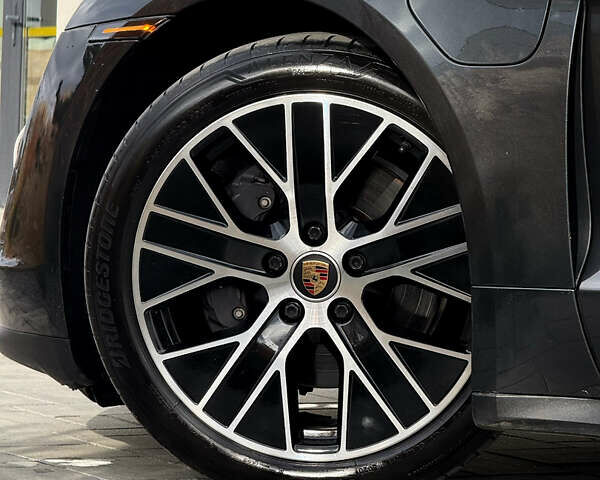 Серый Порше Тайкан, объемом двигателя 0 л и пробегом 55 тыс. км за 52400 $, фото 6 на Automoto.ua