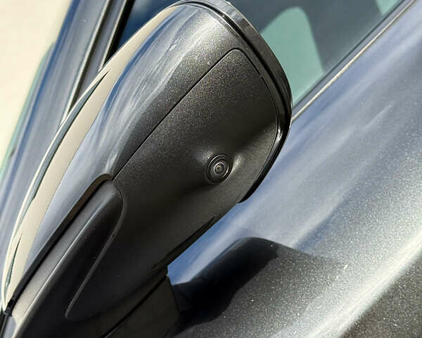 Серый Порше Тайкан, объемом двигателя 0 л и пробегом 55 тыс. км за 52400 $, фото 7 на Automoto.ua