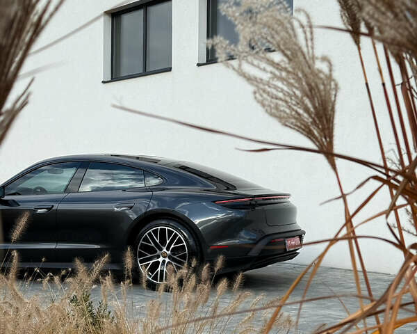 Серый Порше Тайкан, объемом двигателя 0 л и пробегом 55 тыс. км за 52400 $, фото 43 на Automoto.ua