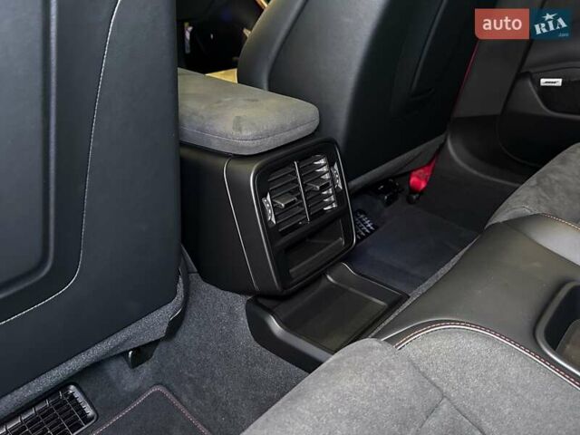 Серый Порше Тайкан, объемом двигателя 0 л и пробегом 10 тыс. км за 93000 $, фото 30 на Automoto.ua