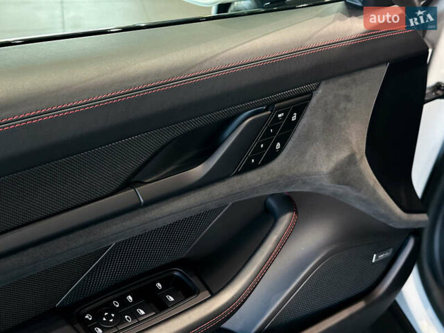 Серый Порше Тайкан, объемом двигателя 0 л и пробегом 10 тыс. км за 93000 $, фото 13 на Automoto.ua