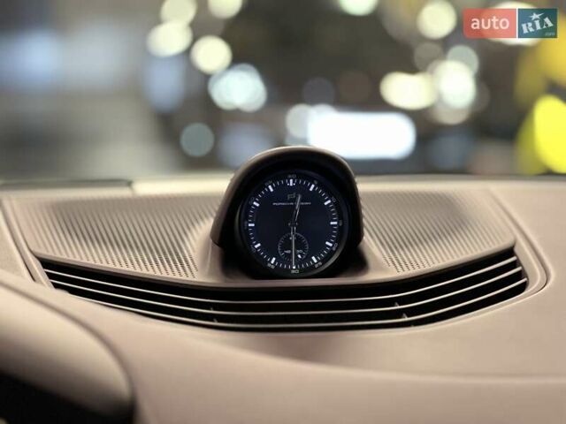 Серый Порше Тайкан, объемом двигателя 0 л и пробегом 9 тыс. км за 175379 $, фото 44 на Automoto.ua