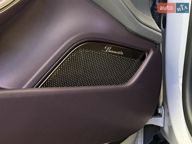 Серый Порше Тайкан, объемом двигателя 0 л и пробегом 9 тыс. км за 175379 $, фото 38 на Automoto.ua