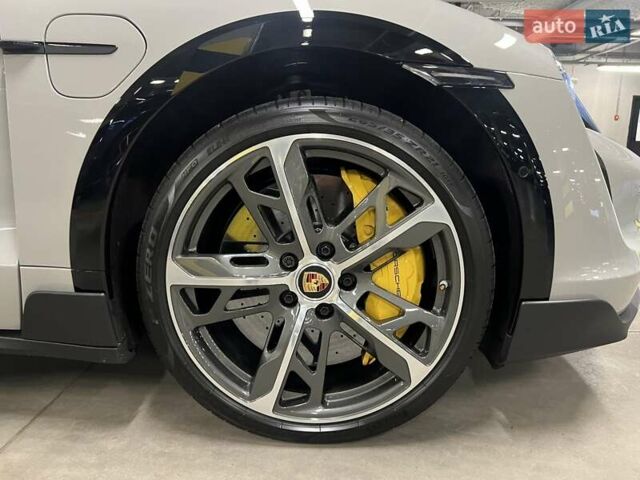 Серый Порше Тайкан, объемом двигателя 0 л и пробегом 9 тыс. км за 175379 $, фото 23 на Automoto.ua