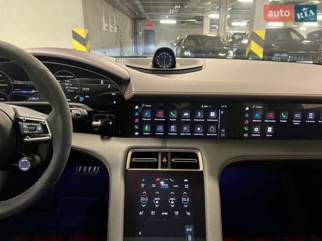 Серый Порше Тайкан, объемом двигателя 0 л и пробегом 9 тыс. км за 175379 $, фото 32 на Automoto.ua