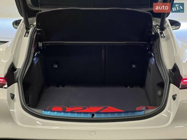 Серый Порше Тайкан, объемом двигателя 0 л и пробегом 9 тыс. км за 175379 $, фото 19 на Automoto.ua