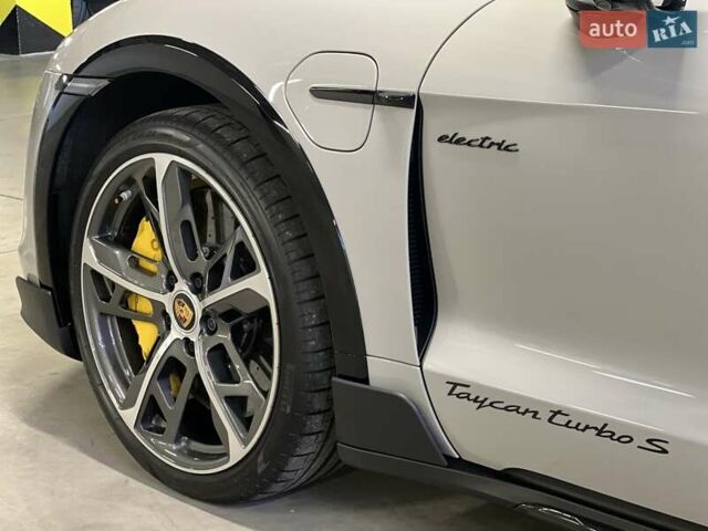 Серый Порше Тайкан, объемом двигателя 0 л и пробегом 9 тыс. км за 175379 $, фото 16 на Automoto.ua