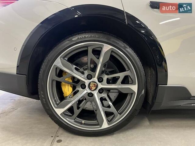 Серый Порше Тайкан, объемом двигателя 0 л и пробегом 9 тыс. км за 175379 $, фото 22 на Automoto.ua