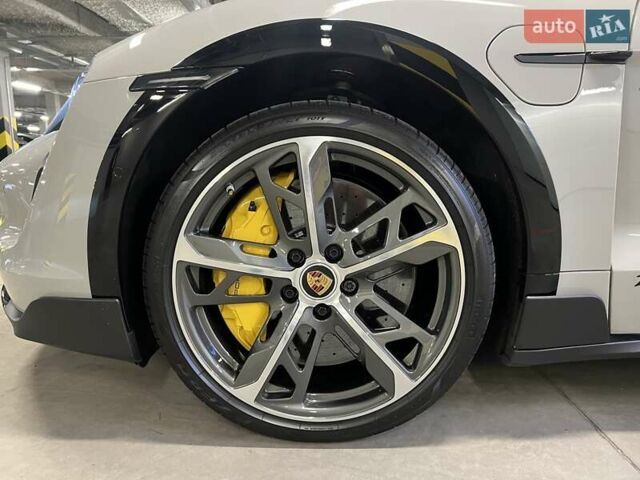Серый Порше Тайкан, объемом двигателя 0 л и пробегом 9 тыс. км за 175379 $, фото 20 на Automoto.ua